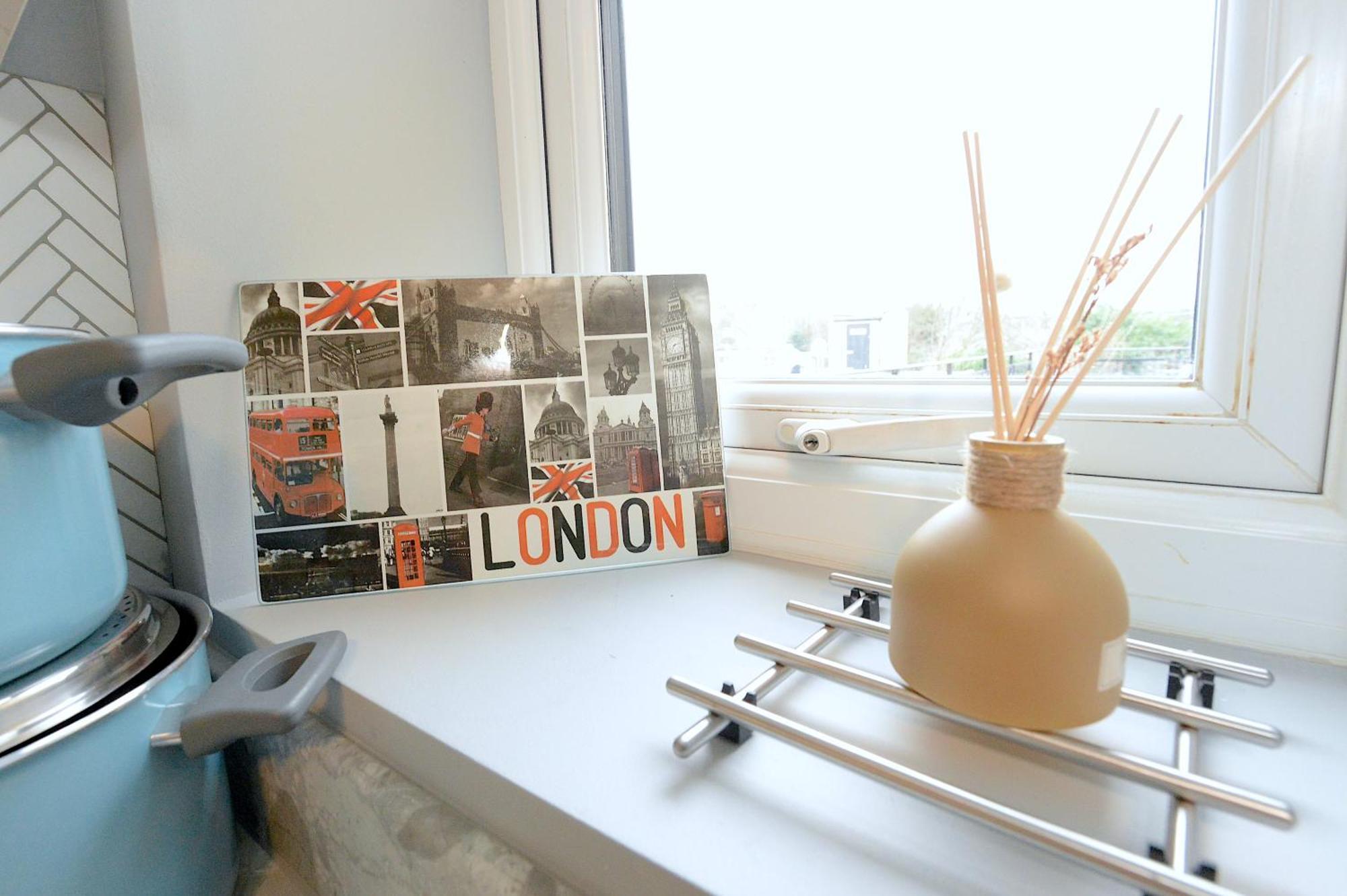 شقة 2 Bed Terraced Flat Piccadilly Line لندن المظهر الخارجي الصورة